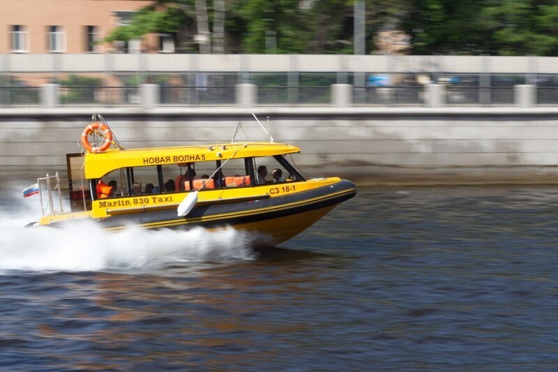 Новый вид транспорта: жители и гости Санкт-Петербурга теперь могут заказать катер-такси