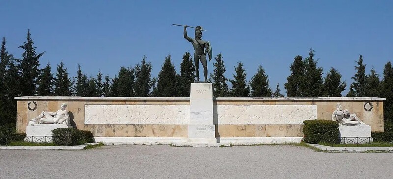 Монумент царю Леониду и отряду 300 спартанцев возле места битвы