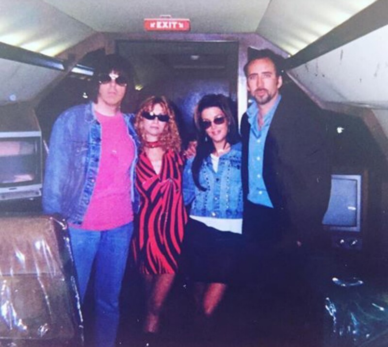 Джонни Рамон, Линда Рамон, Лиза Мари Пресли и Николас Кейдж на личном самолёте Элвиса Прелси Convair 880 "Lisa Marie"