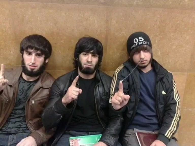 Чеченцы со смехом помыли ботинки святой водой, а потом «вдруг» решили извиниться Чеченцы со смехом помыли ботинки святой водой, а потом «вдруг» решили извиниться
