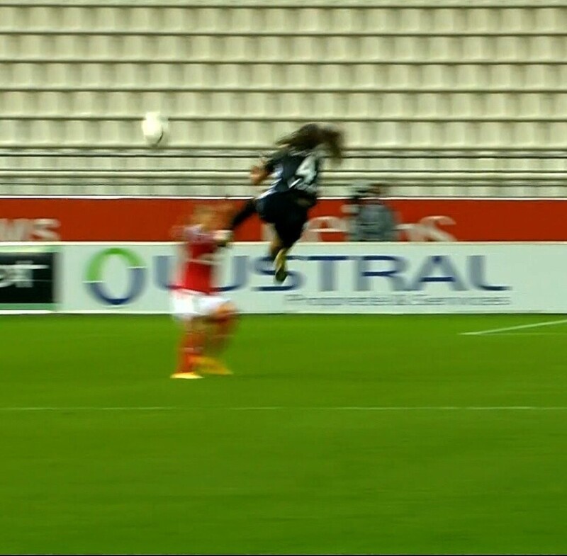 Французская футболистка в полете нокаутировала соперницу