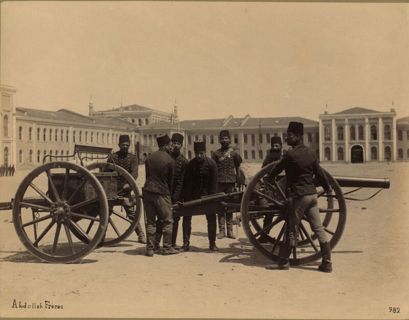 Артиллеристы в поле напротив казарм