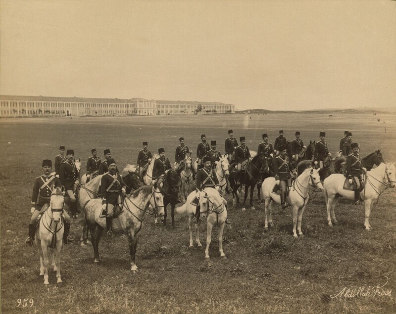 Султанские кавалеристы на лошадях в поле напротив казарм