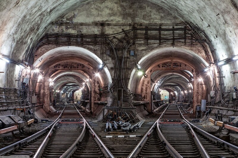 Одно из красивейших мест московского метро — огромная камера съездов из монолитного бетона.