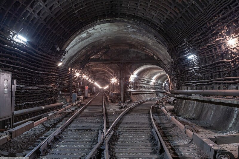 Этой стрелки не было, и тоннель по главному пути заканчивался сразу. Достроили уже во время войны, когда пускали Замоскворецкий радиус третьей очереди.