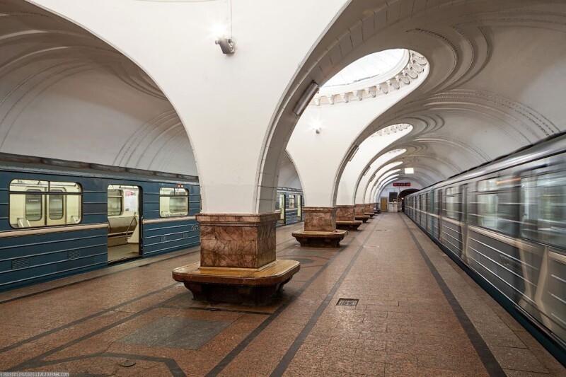 Конструкция станции весьма нетипична для Московского метрополитена, хотя по факту это двухпролетная станция.