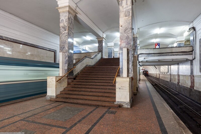 В 1952—1953 годах для улучшения обслуживания пассажиров от центрального мостика были построены дополнительные лестницы на платформу, что позволило существенно уменьшить нагрузку на центральные лестницы. 