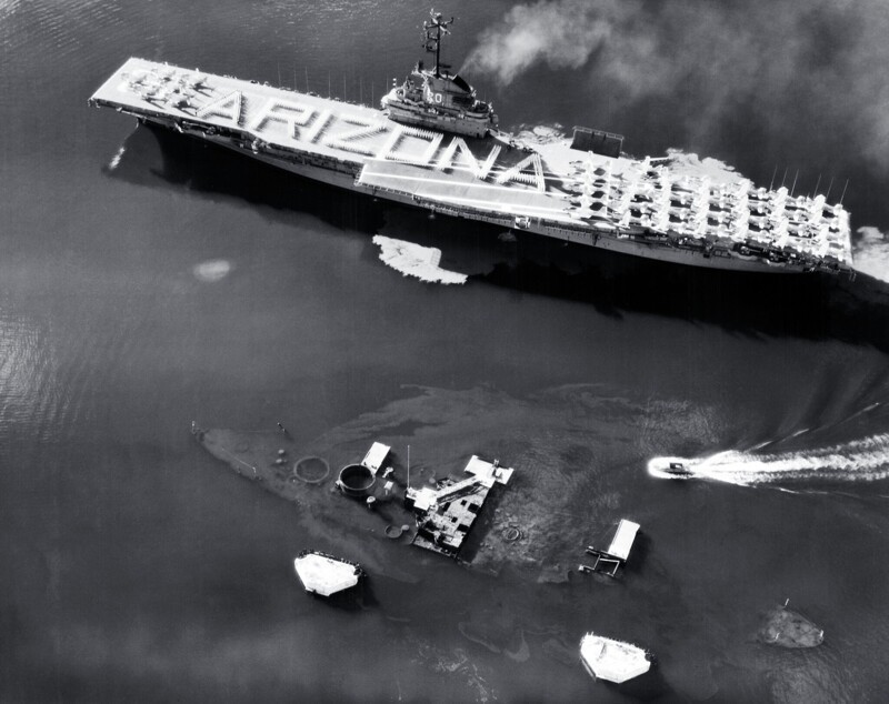 Авианосец «Беннингтон» проходит рядом с местом затопления линкора "Аризона", 1958 год, Гавайи.