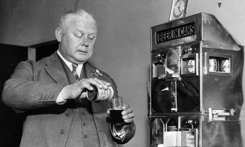 Один из первых автоматов по продаже баночного пива. Лондон, 1937 год.