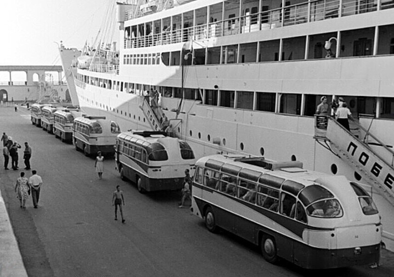 Автобусы ЛАЗ-697Е "Турист" в ожидании туристов, прибывших в Сочи на борту пассажирского судна; 1966-й год