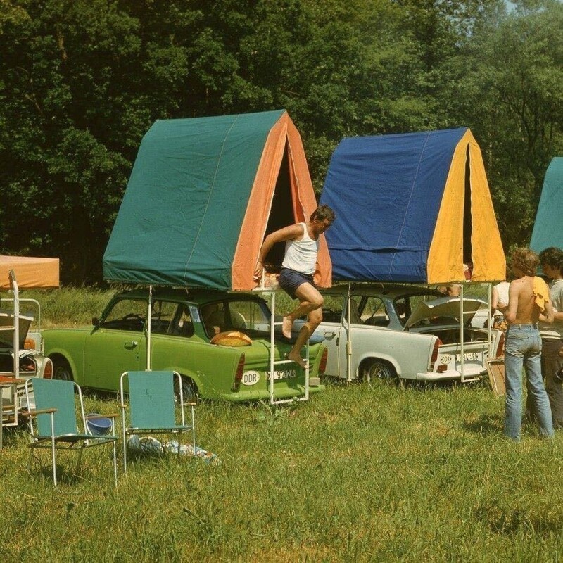 Из-за огромной любви немецкого народа к пикникам на природе, в Восточной Германии был разработан специальный Trabant 601 Camper с тентом-палаткой, 1988