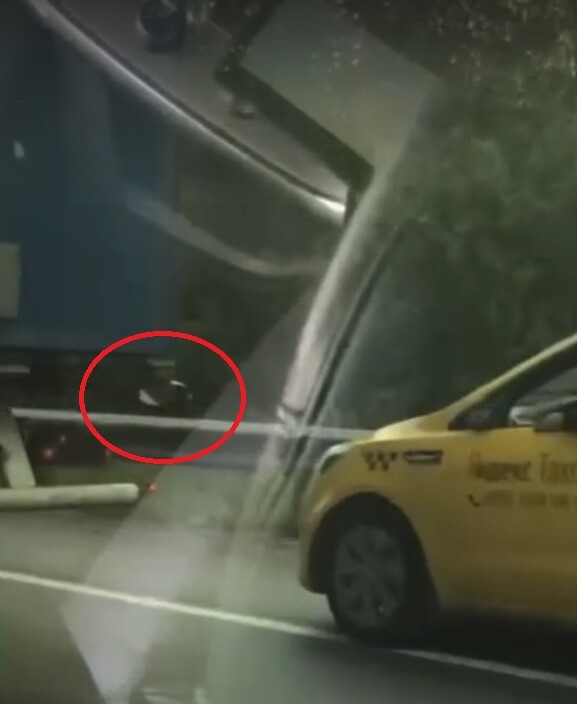 "Дяденька, отдай!": таксист-обочечник оставил зеркало авто на грузовике, который пытался обогнать