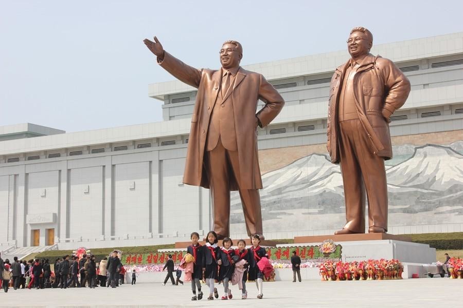 1 марта 1946-го в Пхеньяне проходит митинг, на котором присутствую советские солдаты и офицеры. На трибуне «Солнце нации» -  Ким Ир Сен