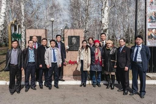 В Северной Корее о герое помнят и чтут. Не так давно дипломаты КНДР посадили “дерево дружбы” во дворе сибиряка, спасшего Ким Ир Сена