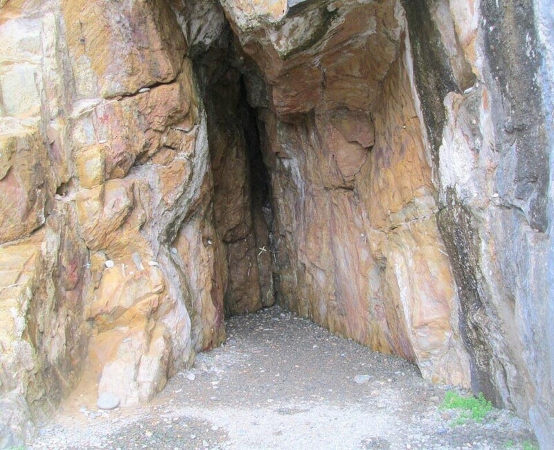 11. «До появления TripAdvisor, мы потратили 2 часа на путь к знаменитой пещере в Шотландии. Мы ожидали, что она уходит под землю и всё такое. Вот пещера…»