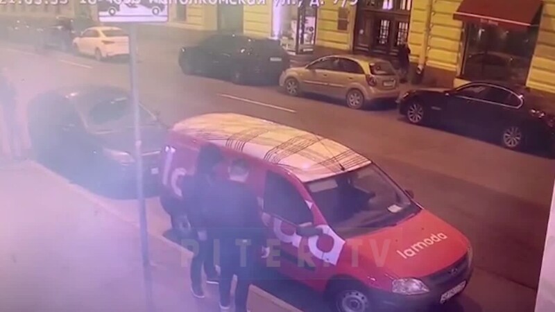 В Санкт-Петербурге курьера Lamoda порезали ножом из-за неправильной парковки