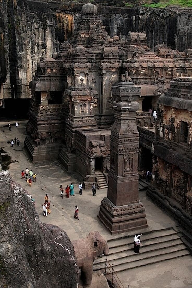 индийский храм вырубленный в скале
