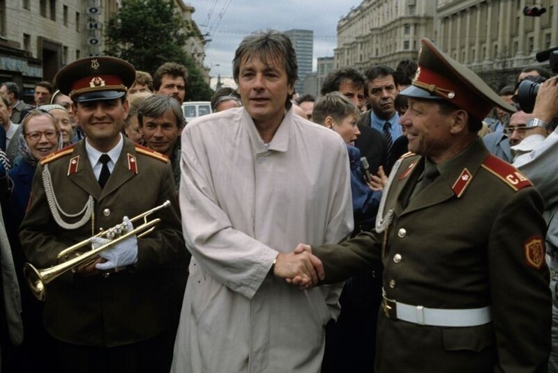 Ален Делон пожимает руку музыканту в форме. Московский фестиваль музыки. 1990