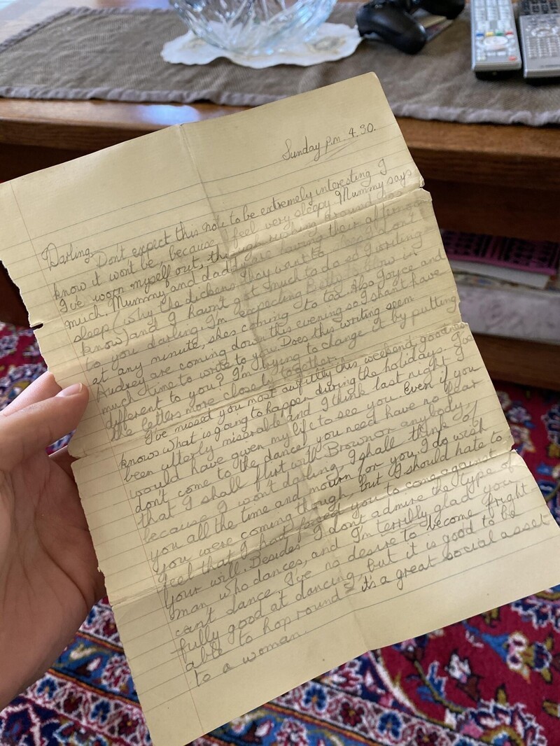 Хозяйка дома обнаружила в стене тайник с любовными письмами из 50-х