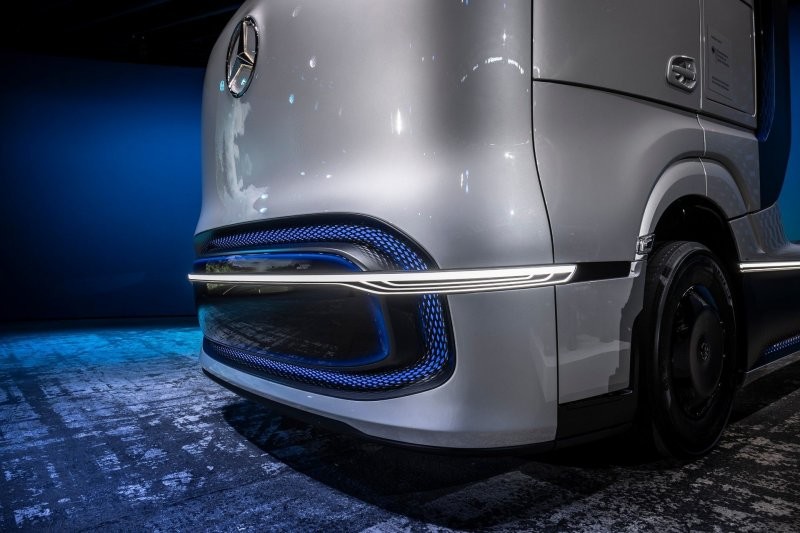 Полуконцепт тягача Mercedes-Benz GenH2 на жидком водороде