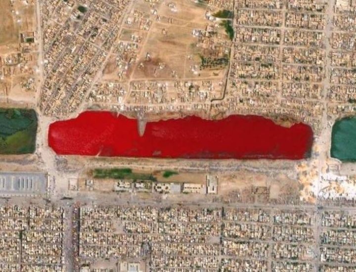 Яркое красное озеро в Ираке