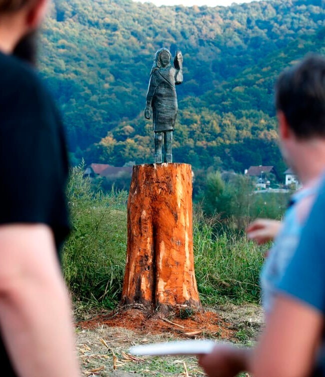 Теперь из бронзы: в Словении снова поставили статую Мелании Трамп