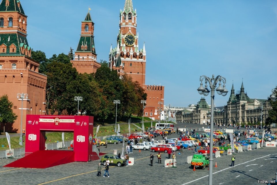 В москве состоится. Москва й007. Red Square Gum. ГУМ-авторалли дорожная книга.