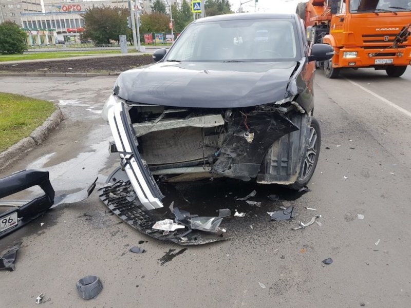 Mitsubishi против Opel: ДТП из Екатеринбурга