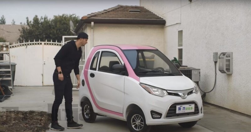 Парень заказал из Китая спортивный электромобиль, а вместо него получил розовое недоразумение