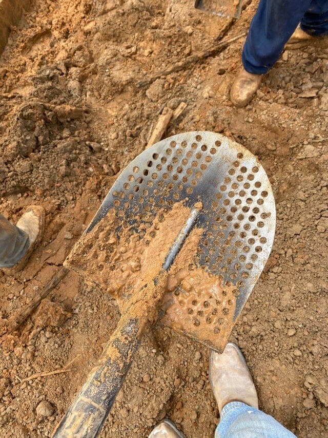 3. Лопата с отверстиями для работы с мокрыми грунтами
