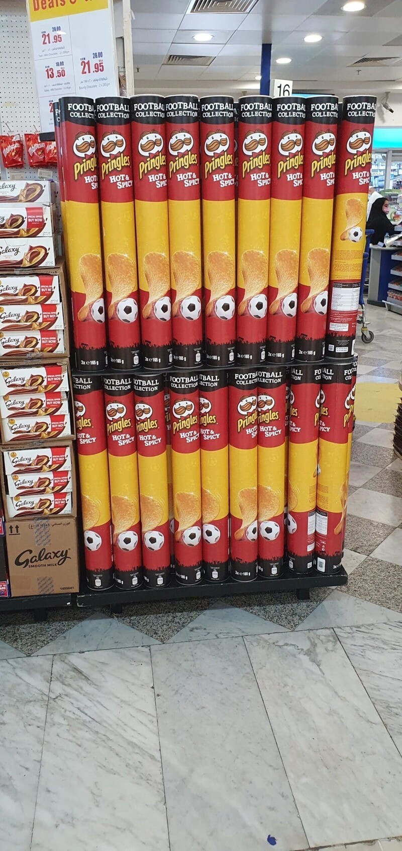 4. Упаковка Pringles длиною в метр