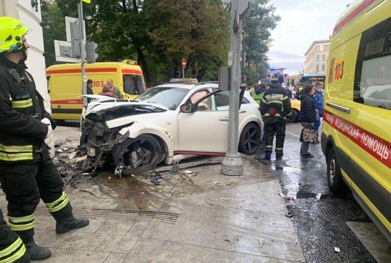 Рэпер на Infiniti сбил пешеходов и протаранил здание - одной из пострадавших ампутировали ступню