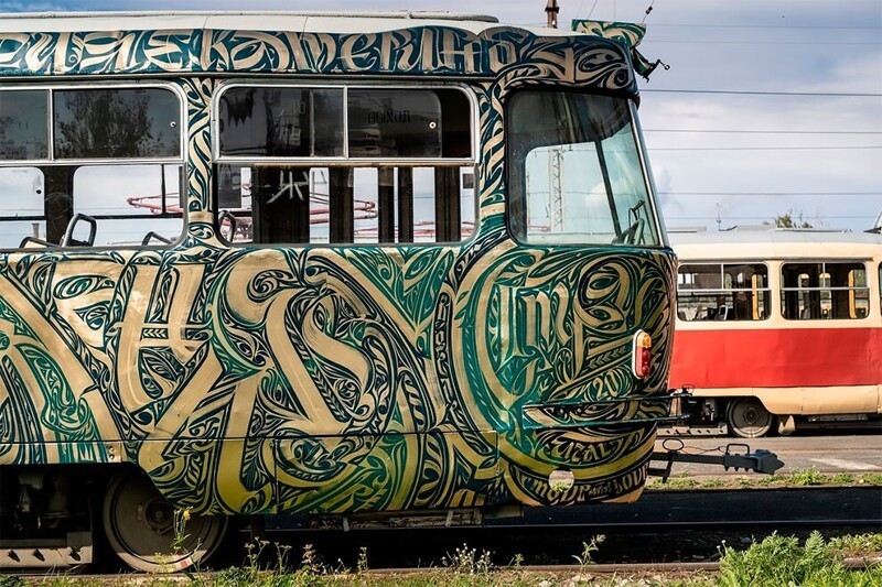 Каллиграф разрисовал екатеринбургский трамвай