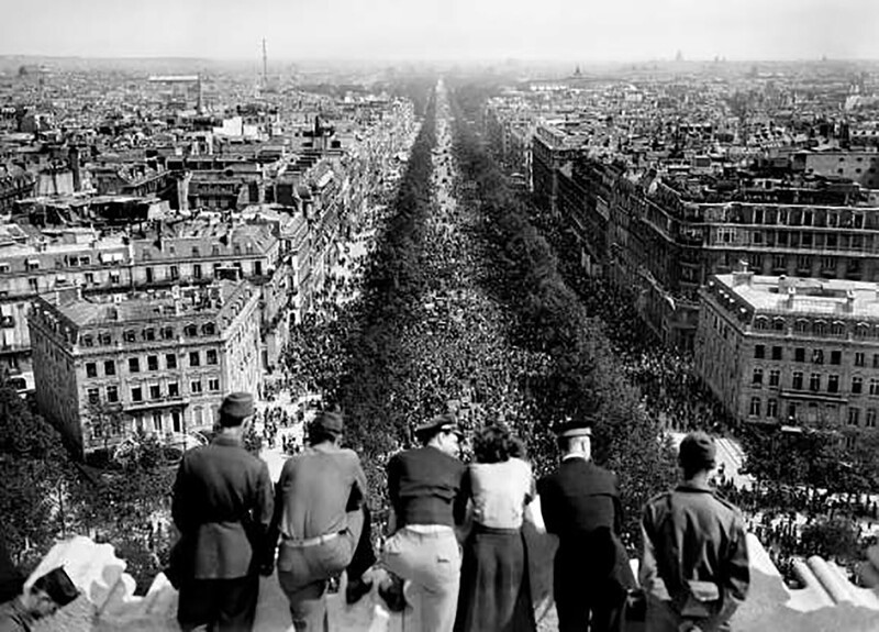 Париж, Елисейские поля, 8 мая 1945 года.