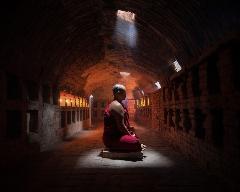 10. "Мастер-монах обретает покой в древней комнате для медитации". @lukeylove (Австралия)