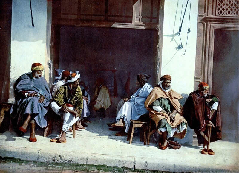 Алжирцы возле кафе в Алжире.