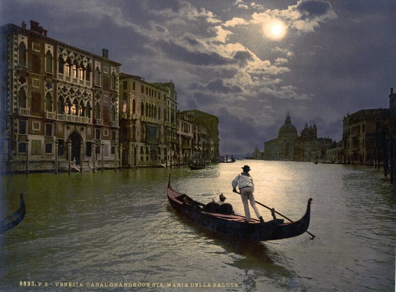 Большой канал в Венеции при свете луны.