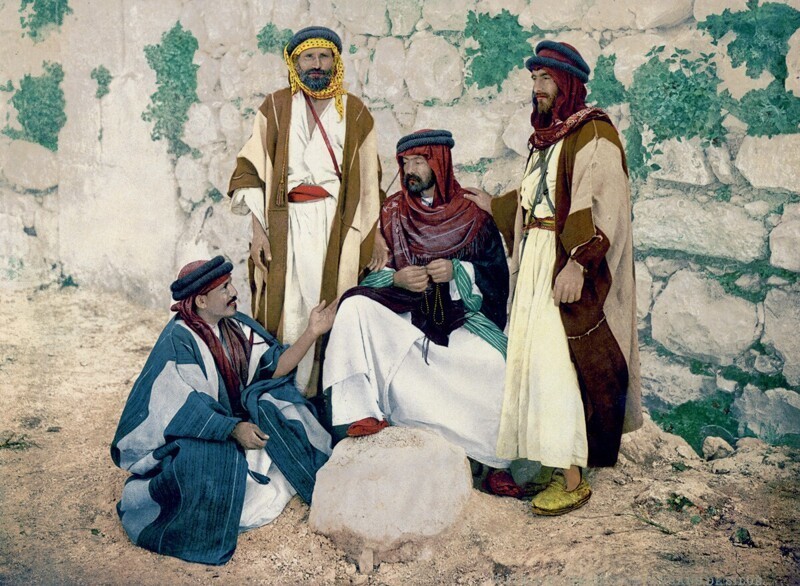 Группа бедуинов в Палестине.