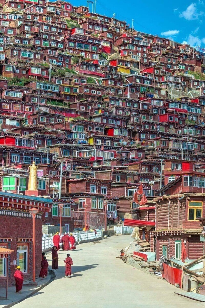 5. Красочный жилой район в Тибете