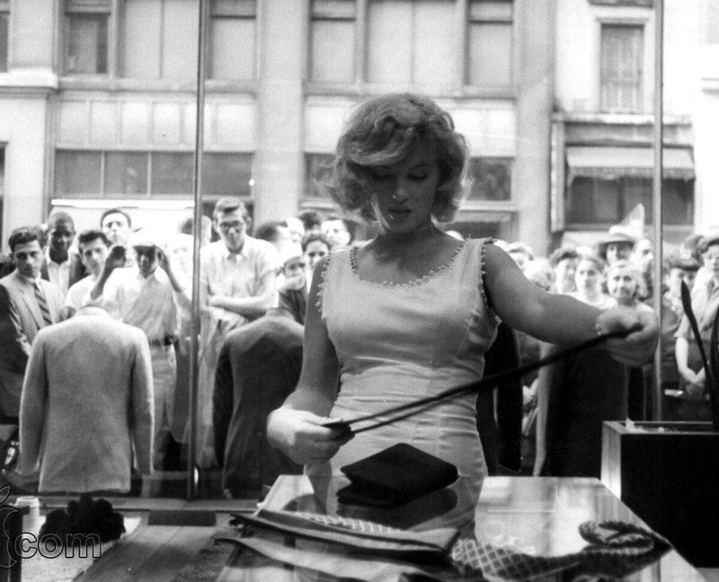Мэрилин Монро пытается ходить по магазинам. 1957 г.