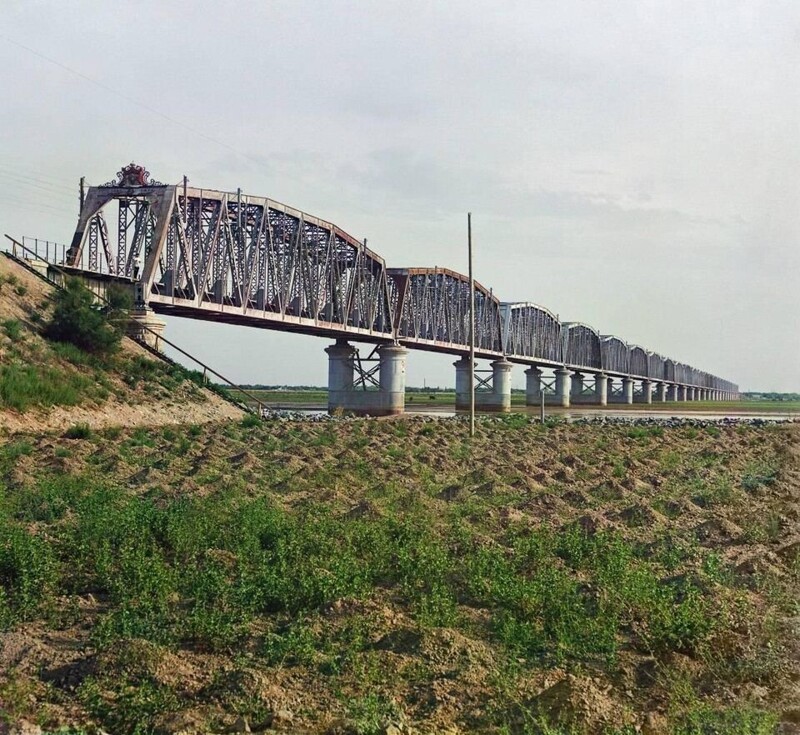 Чарджуйский железнодорожный мост через реку Аму-Дарью, Туркменистан, Бухарское ханство. Цветное фото С.М Прокудина-Горского. 1911 год.