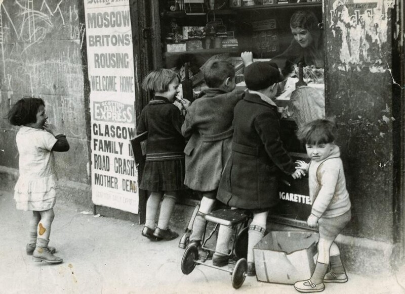 Дети Глазго у витрины кондитерской, апрель 1933 года.