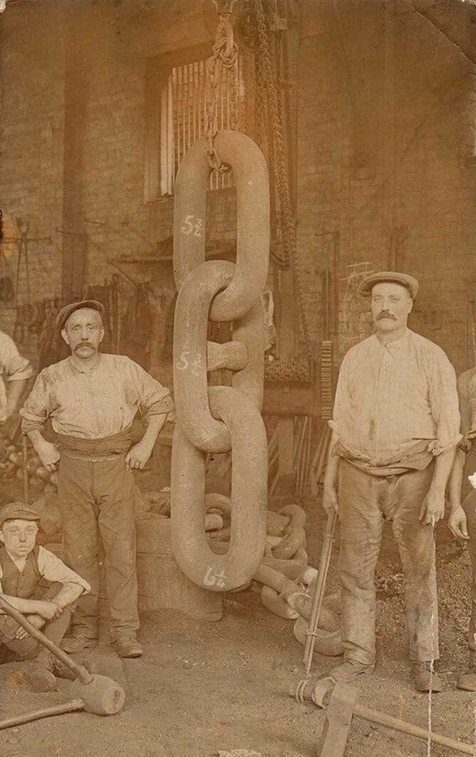 Рабочие позируют с огромной цепью, выкованной для якоря Титаника, 1910 год