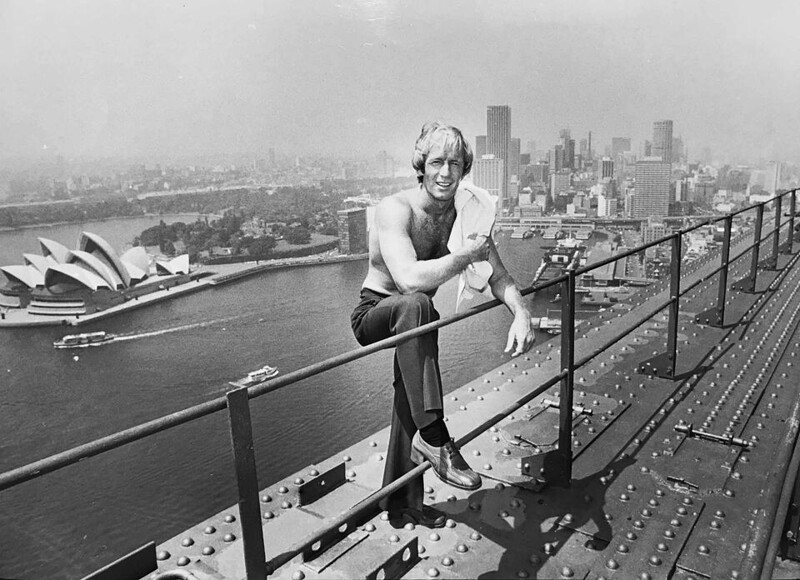 Пол Хоган, прежде чем прославиться, работал такелажником на мосту Харбор-Бридж в Сиднее. Австралия, 1976 год.