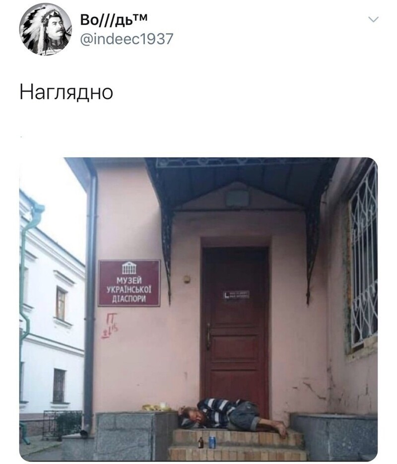 Экспонат прямо у входа оставили