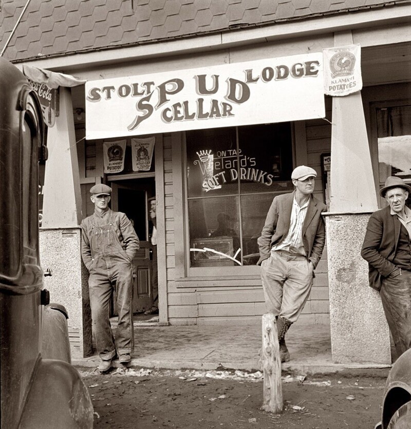 октябрь 1939, таверна на главной улице в урожайный период, Орегон.