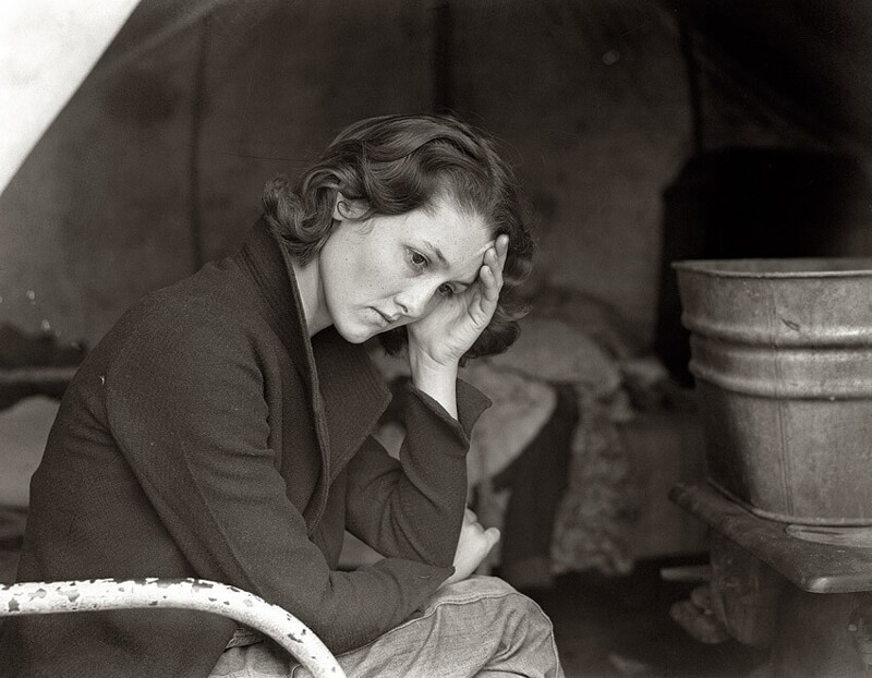 Ноябрь 1936, дочь шахтера из Теннесси на стоянке около Сакраменто, Калифорния.