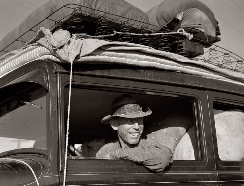 Май 1939, трасса 99 между Туларэ и Фресно. Фермер из Канзаса со своей семьей в дороге, после шести месяцев в Калифорнии.