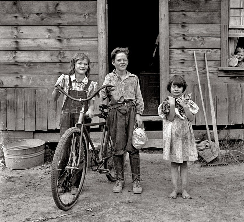 Август 1939, трое из четверых детей Арнольда рядом со своим домом в западном Вашингтоне, парень в центре-старший ребенок в семье, сам заработал на свой новый велосипед.