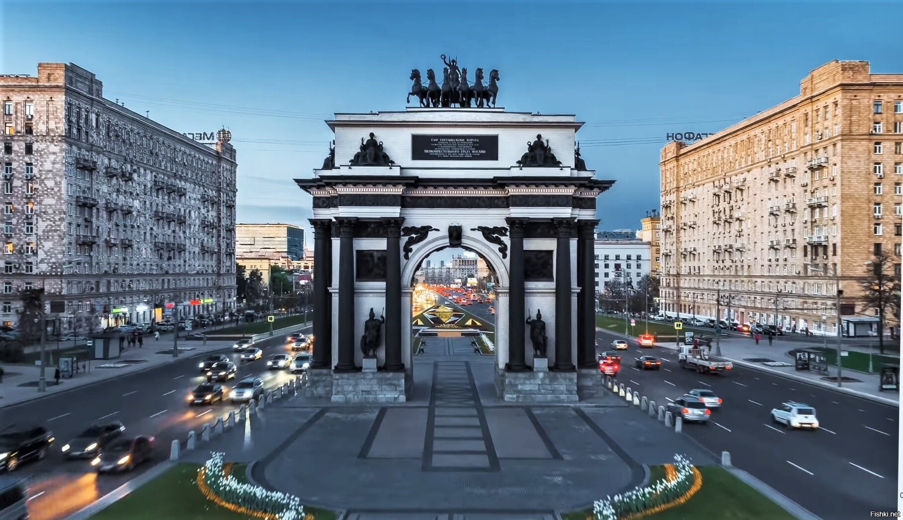 Триумфальная арка на Кутузовском проспекте надпись